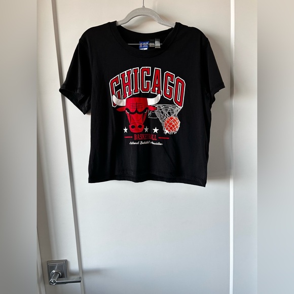Chicago Bulls Black Graphic Crop T-Shirt - Picture 1 of 11